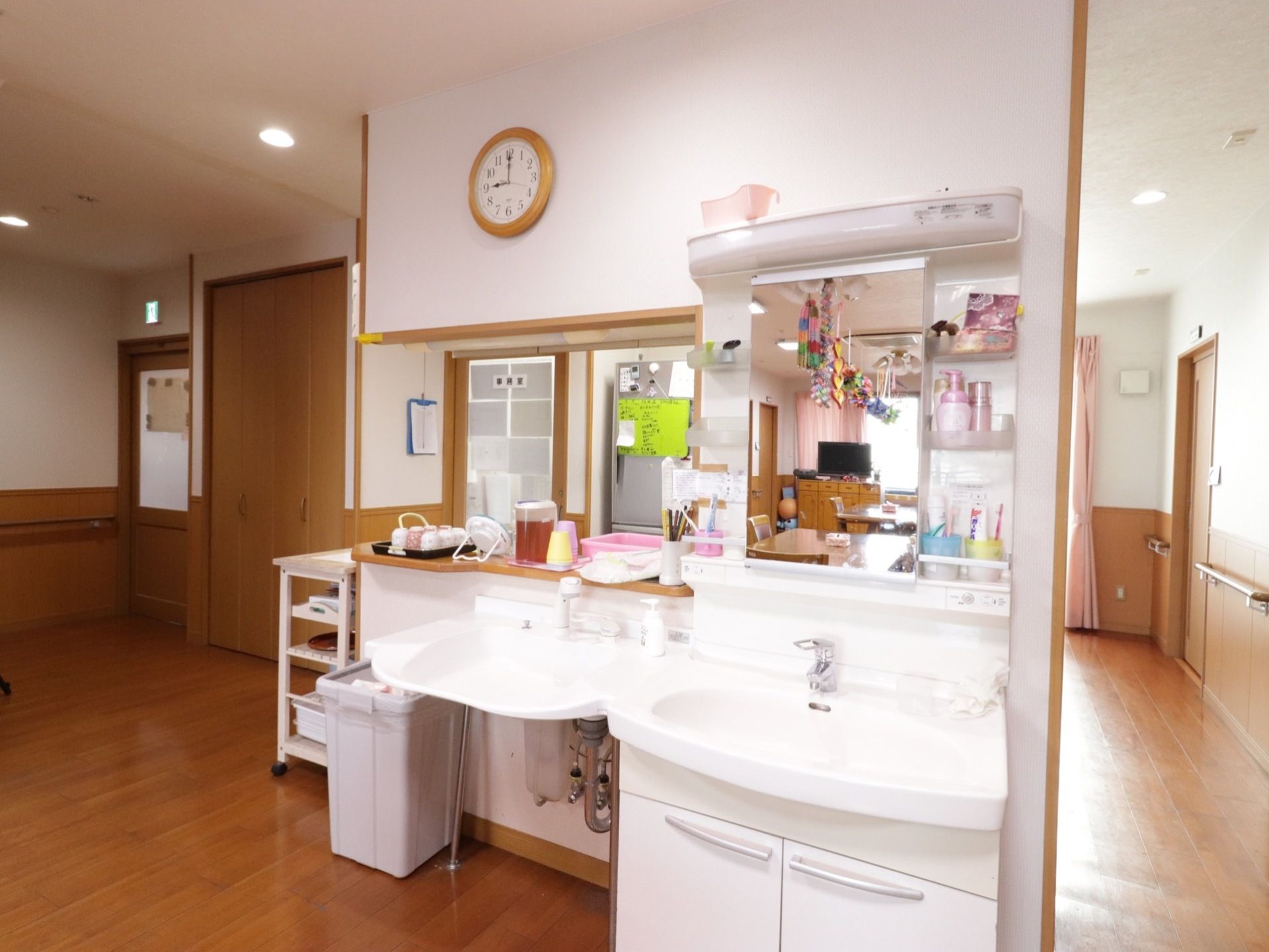 大きな鏡が設置してあり、2つシンクが並んでいる。小さな棚がいくつもあり、多くの物が置けるため便利である。