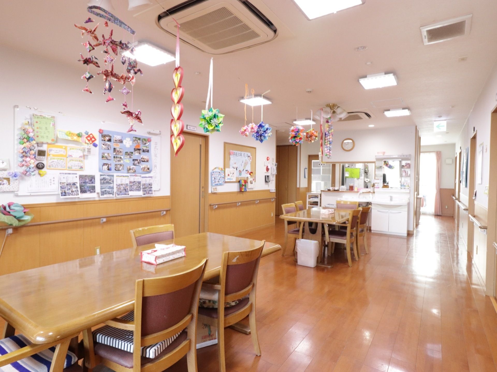 机と椅子の置かれた休憩スペースには、洗面台が併設してある。通路と部屋の間に扉がなく、開放感のある一室になっている。