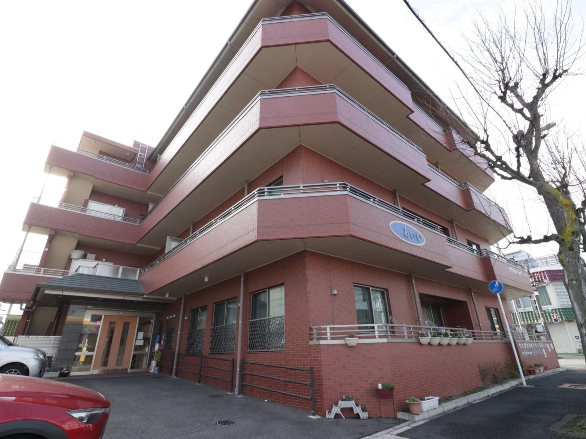 階段などはなくてスロープになっているため、バリアフリーでどなたでも安心して使える。また駐車場も完備されている。