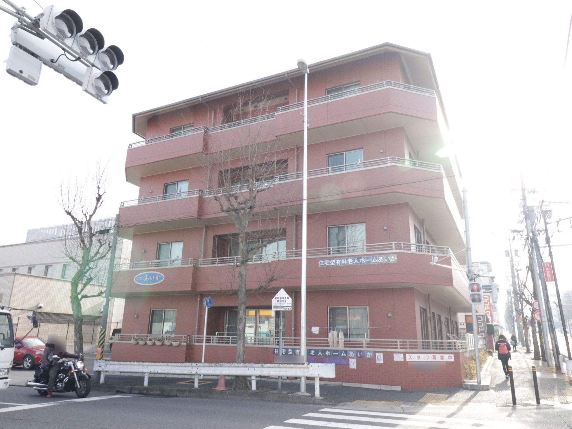 グループホームあいかの外観。明るくおしゃれな外観。初めてご来訪される方々もみつけやすい建物です。
