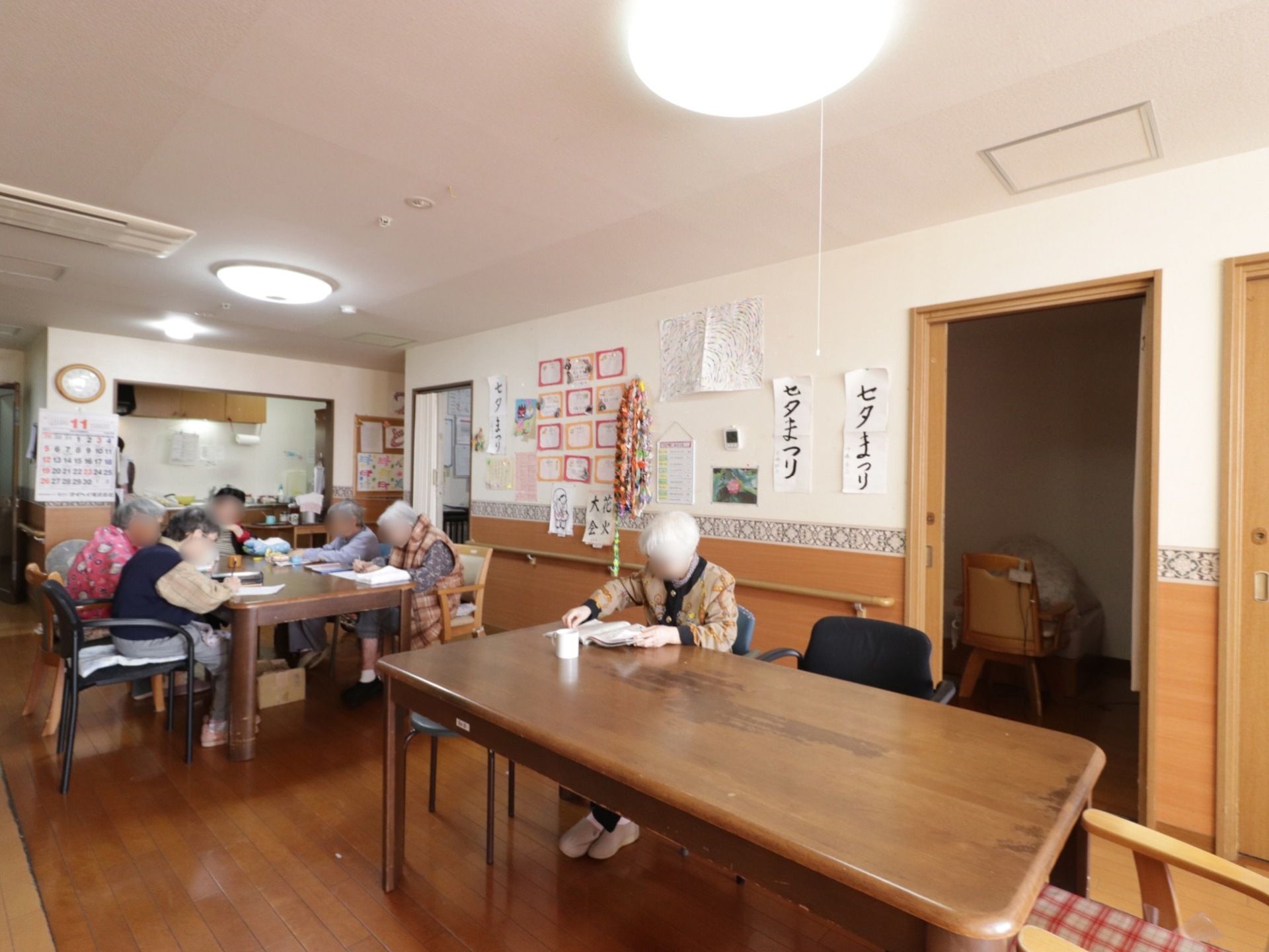 リビングは思い思いのことをして過ごすことができる。読書をして寛いだり、字を書いて指先の運動やさまざまな作業や体験をすることができる。
