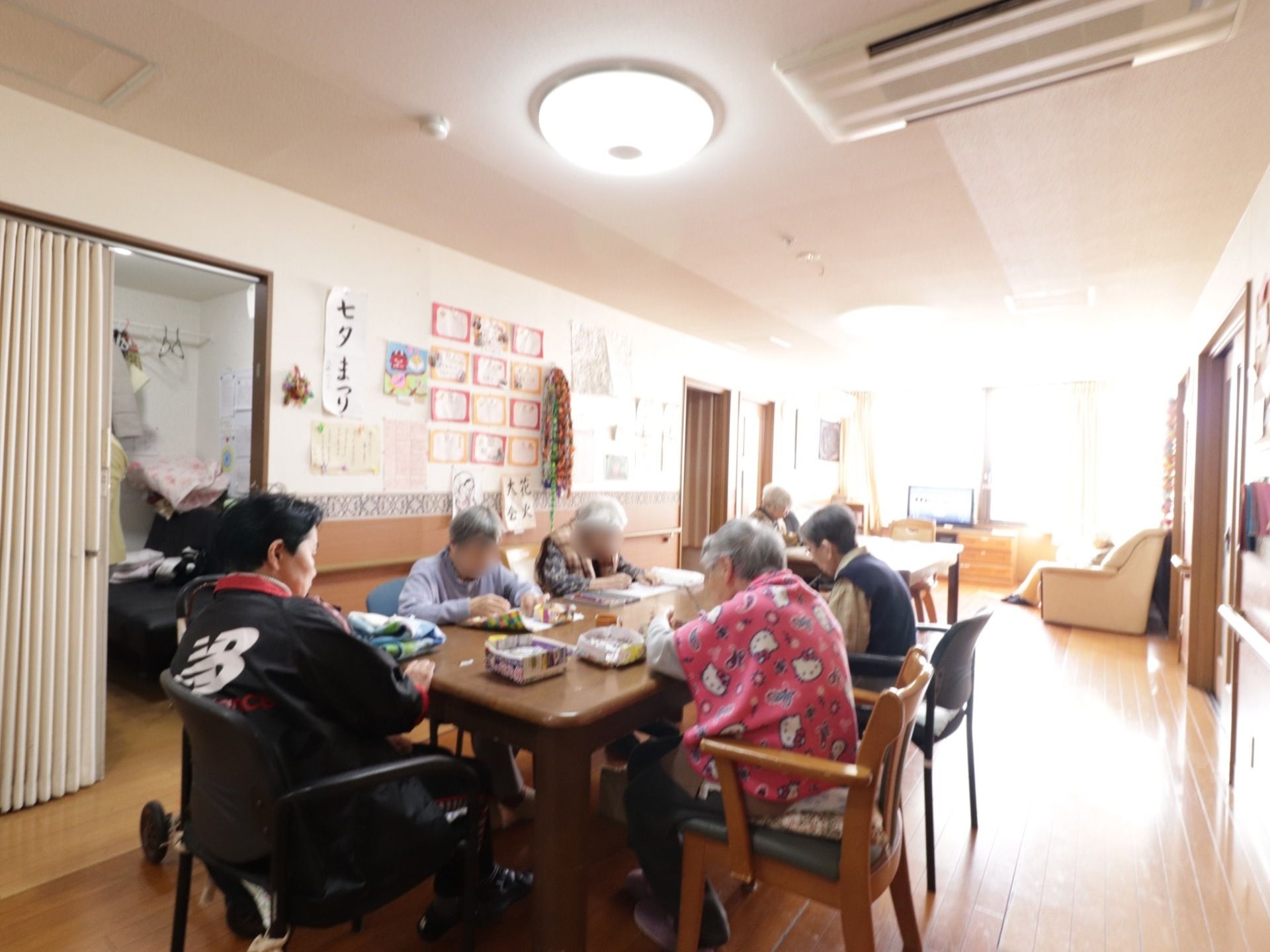 テーブルに掛けて手先を動かす体験などさまざまなイベントがある。必ずやらなくてはいけないわけではないので休憩していても良い。