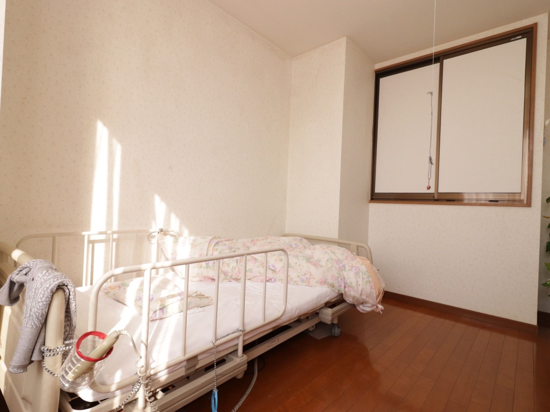 室内に日差しが差し込んで明るく温かい。寝具は電動の介護用ベッドを導入している。寝起きがスムーズにできる。