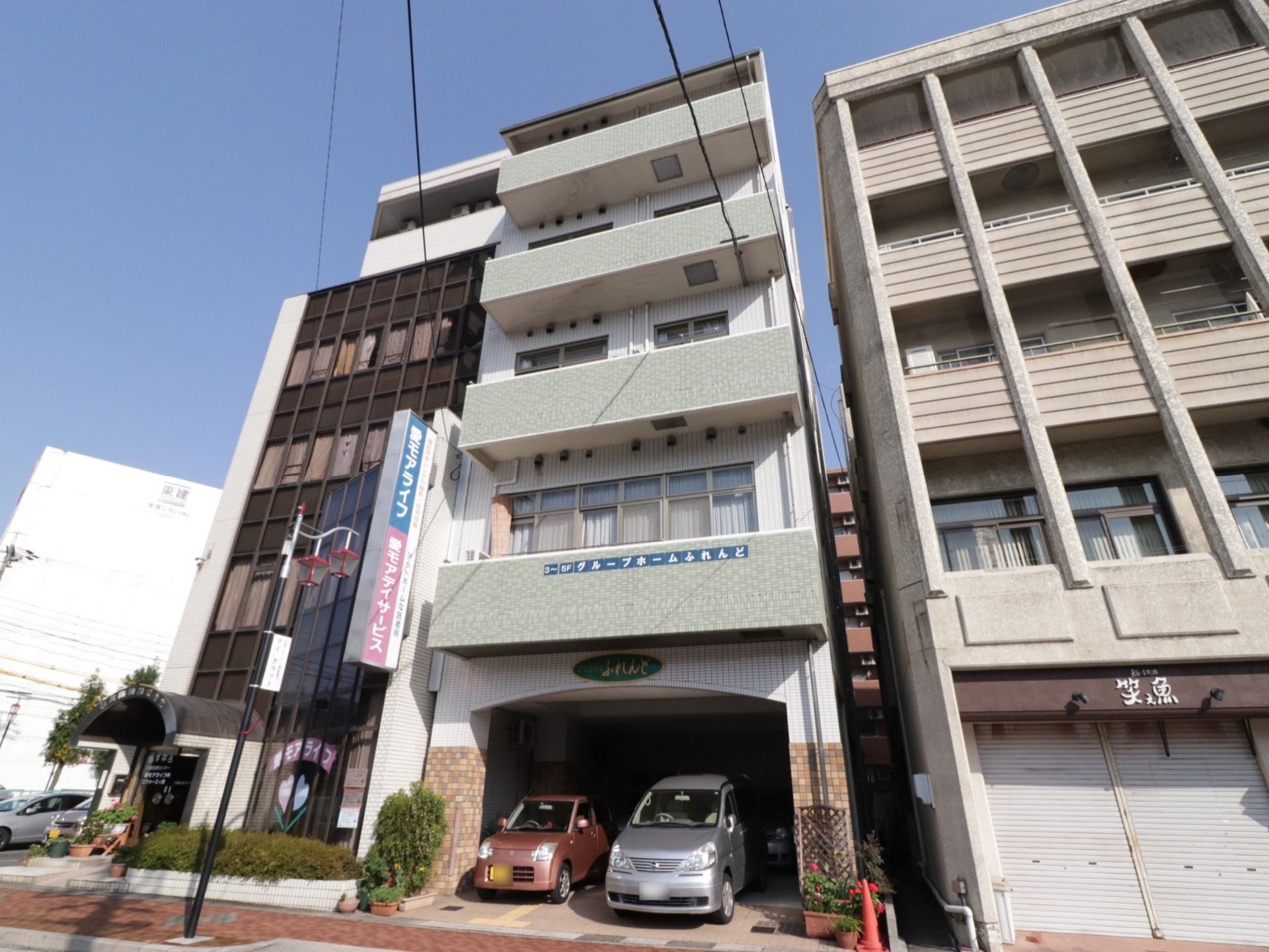 ６階建ての、縦に長い形の建物である。1階部分は駐車スペースとなっており、出入り口の両脇の柱はレンガである。