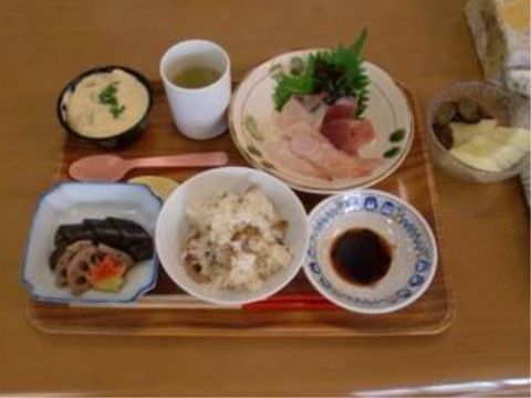 「グループホームふれんど」のお食事。栄養バランスが整った、家庭的な味付けのお食事である。