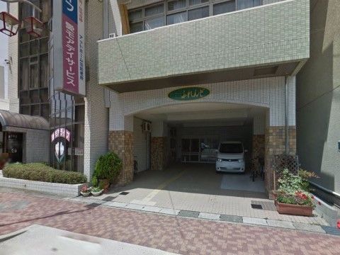 「グループホームふれんど」の外観。両隣の建物に挟まれており、施設とは気づかれにくい。