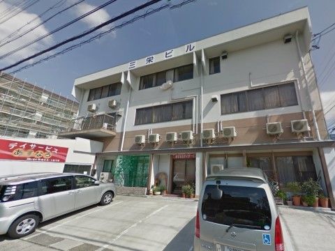 グループホームあすなろの外観。エントランスは車いすでのご利用が楽に出来るスロープのついたバリアフリー設計となっております。