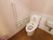 自宅に限りなく近いシンプルなデザインのトイレになっている。手すりは付いているので立ち座りをサポートしてくれる。