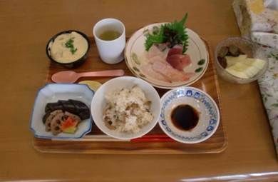 刺身と茶碗蒸しの付いた和食の献立
