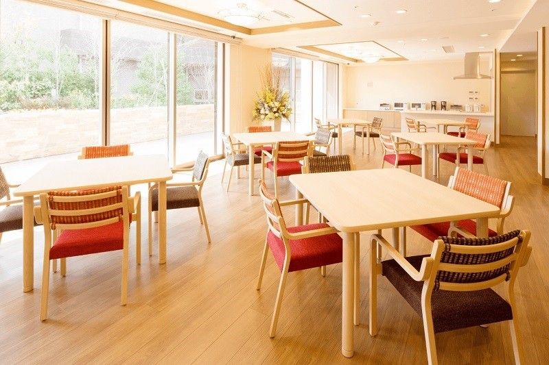 1階に大きなピロティのある、ベージュ色の壁の3階建ての建物