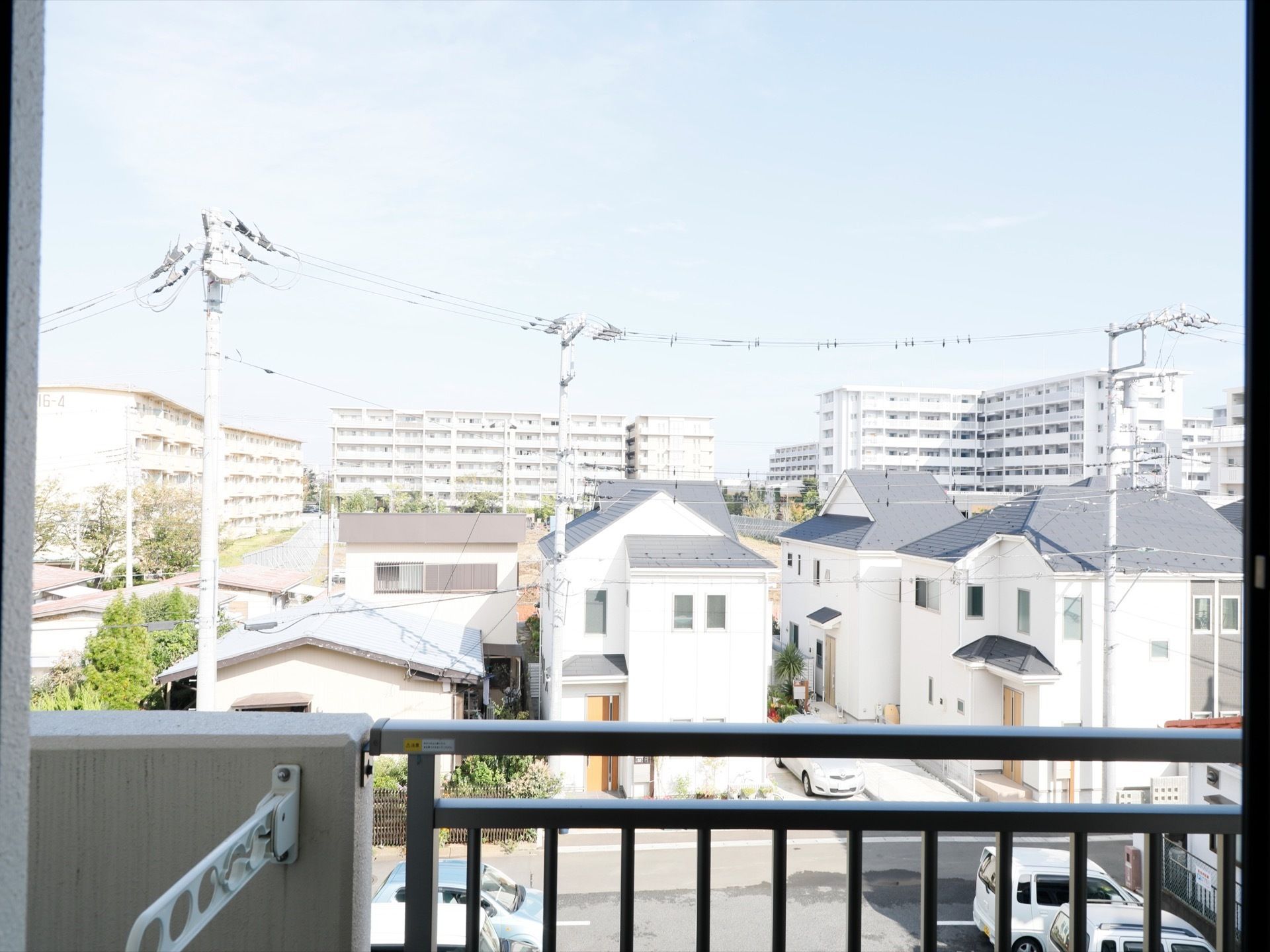 居室がある２階と３階にはベランダがあり、外の景色が見渡せるようになっている。目の前には住宅街が広がっている。