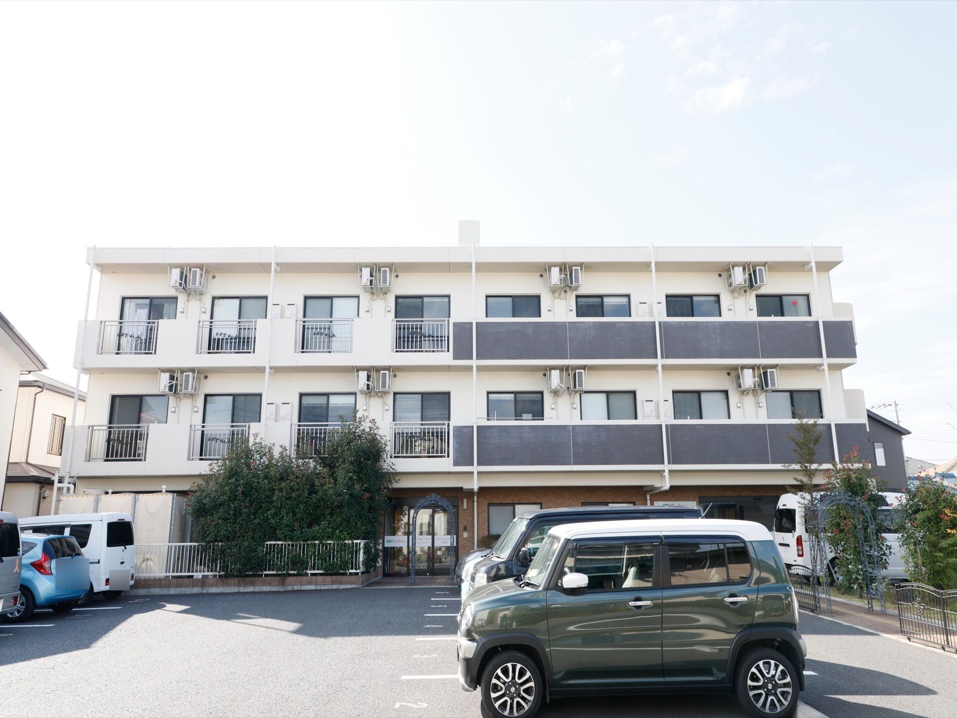サービス付き高齢者向け住宅施設は、３階建ての建物になっている。また敷地内には駐車スペースを設置している。