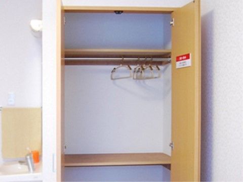 各居室にはクローゼットが備え付られており、お洋服や身の回りの小物などをすっきりと収納することができる。