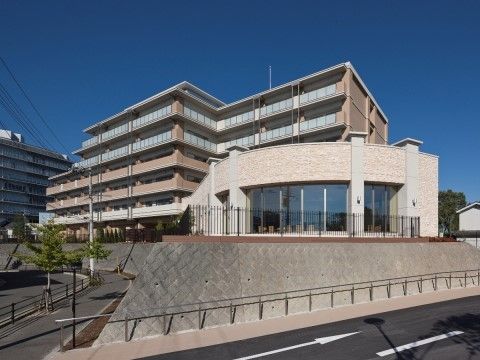 「グッドタイム リビング 千里ひなたが丘」の外観。眺めの良い環境に建てられている当施設。周囲は閑静な住宅地となっております。