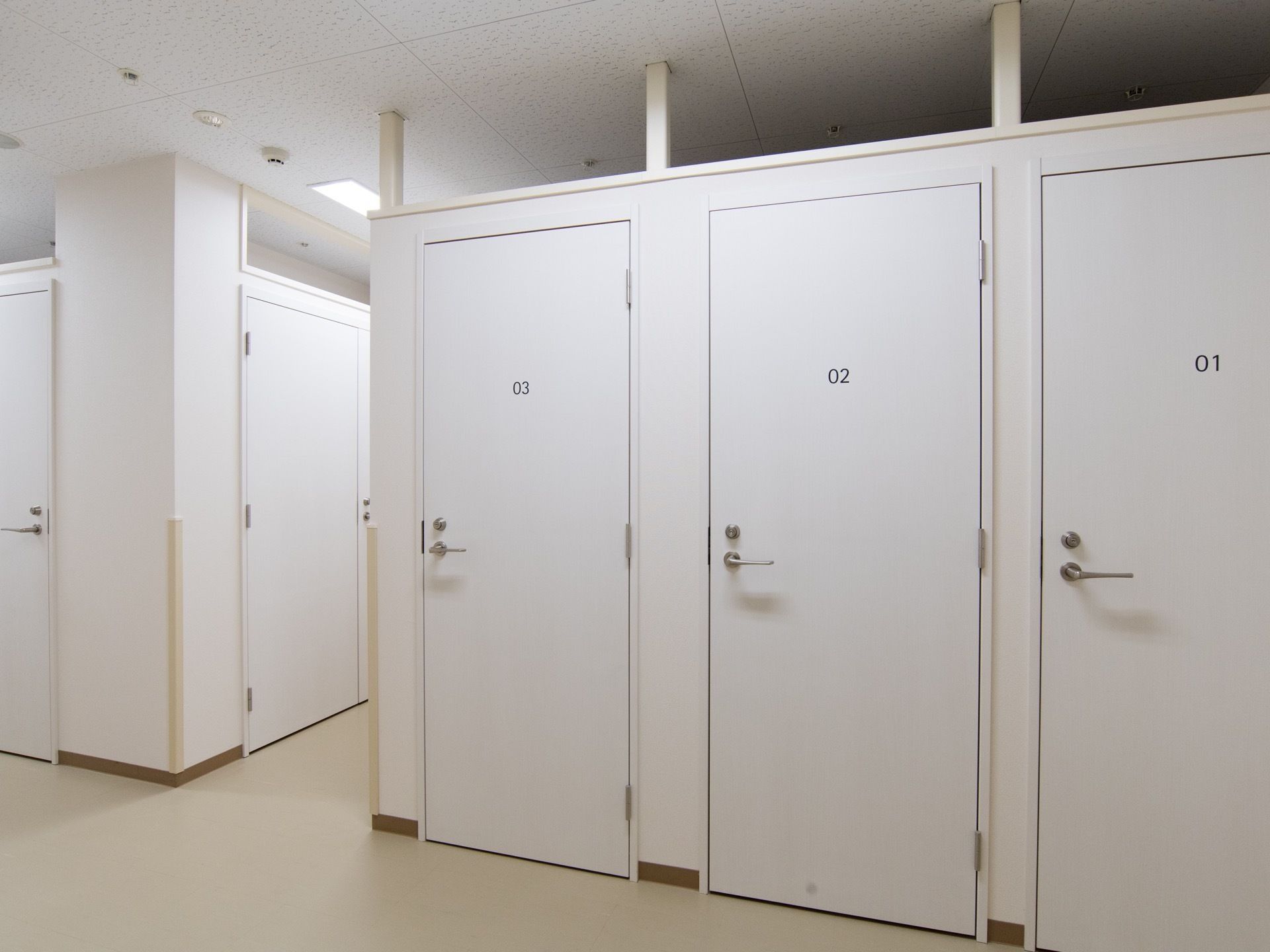 鍵付きの収納のスペースがある。普段使わない大事なものや、季節で変わるものも、保管してもらうことができる。