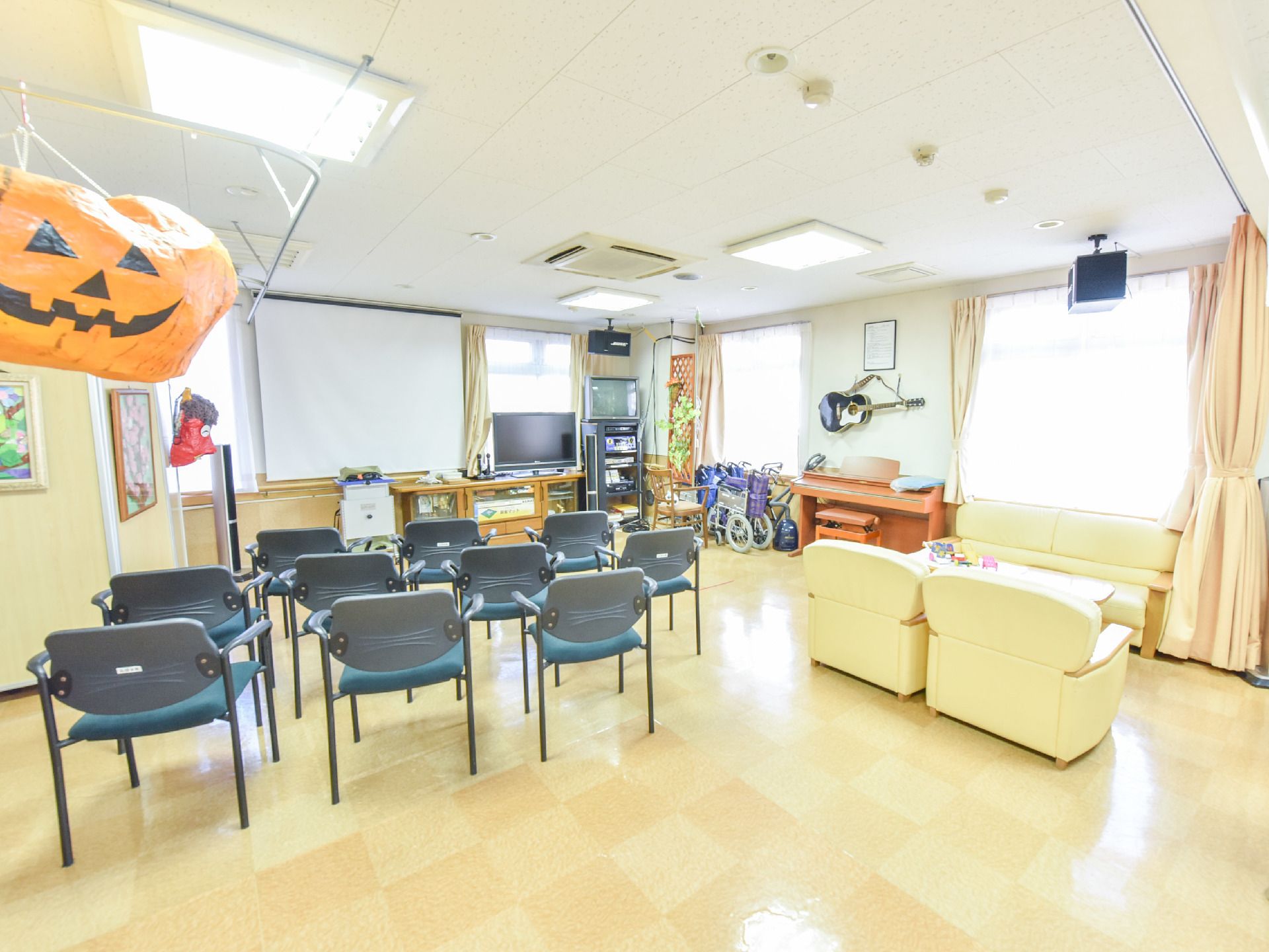 多目的ルームにはピアノやアコースティックギターなど、さまざまなレクリエーションのアイテムが充実している。