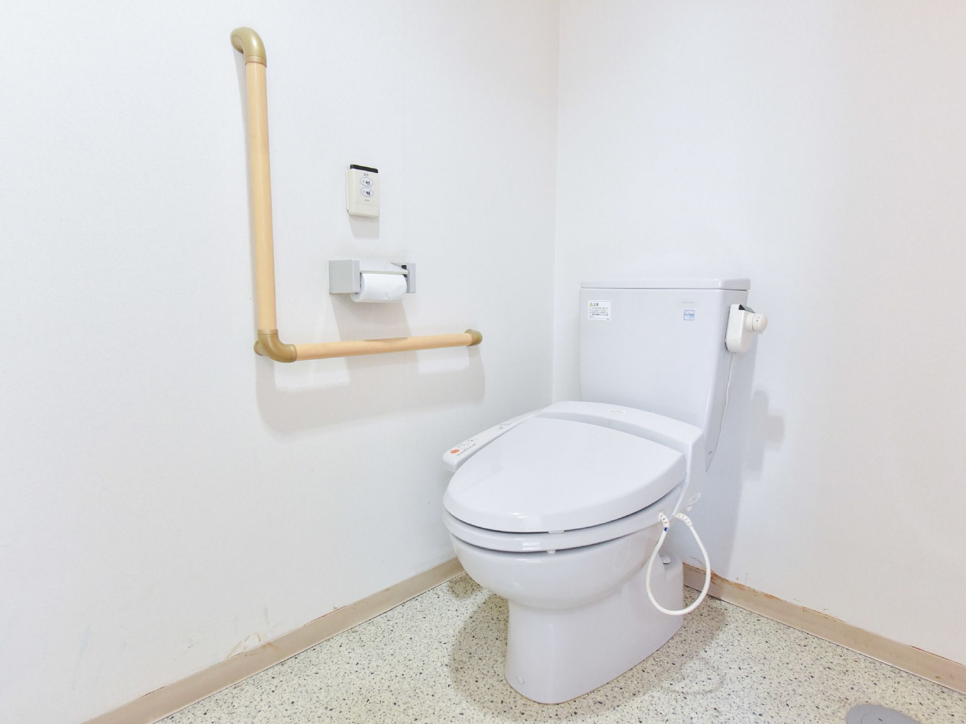 足の不自由な高齢者のために、トイレの壁には手すりを設置している。また緊急時の呼び出しボタンも備え付けられている。