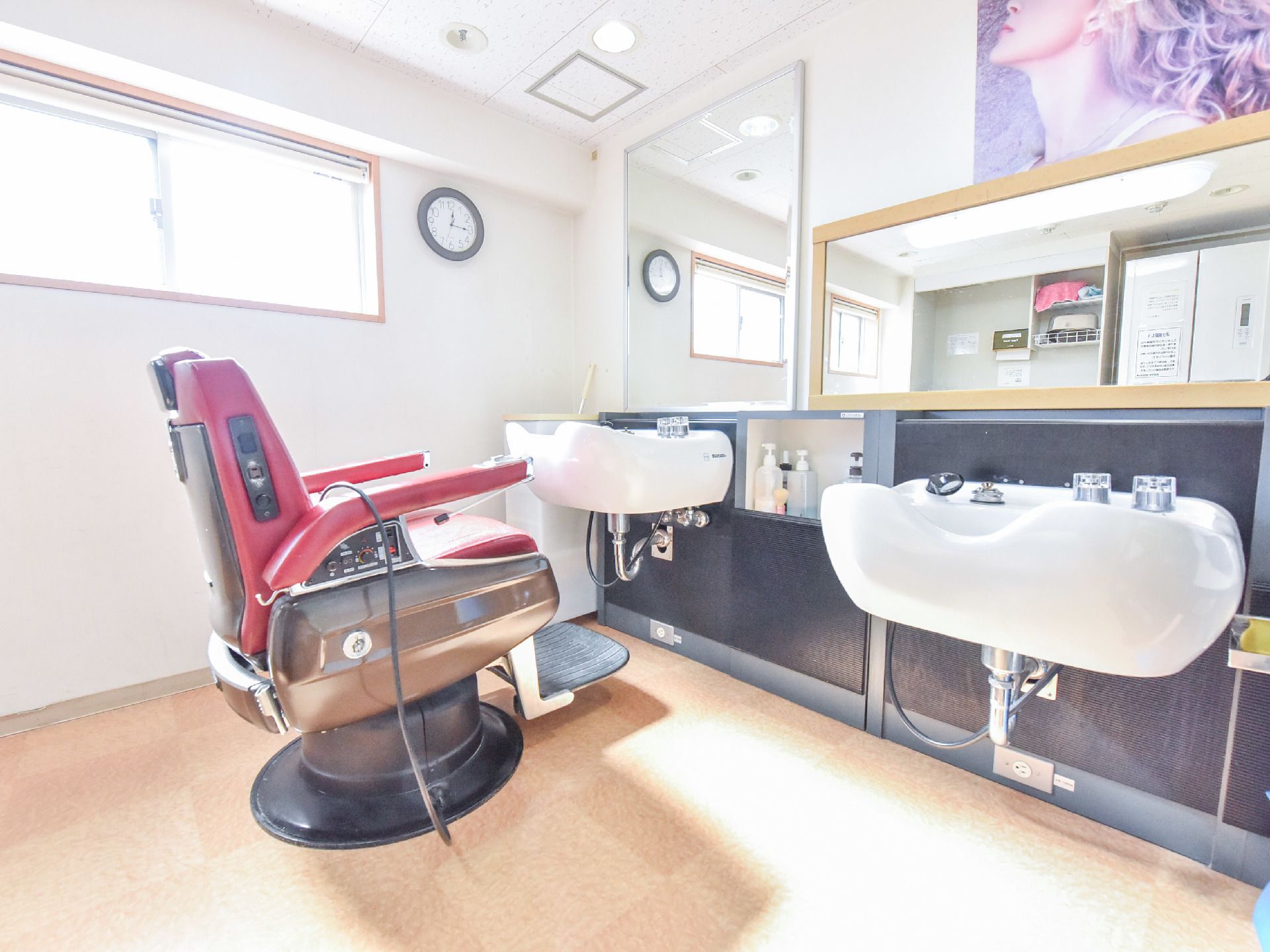 広々とした理髪室には、バーバーチェアが置かれている。また2台のシャンプー台があり、片方は車イスの人用になっている。