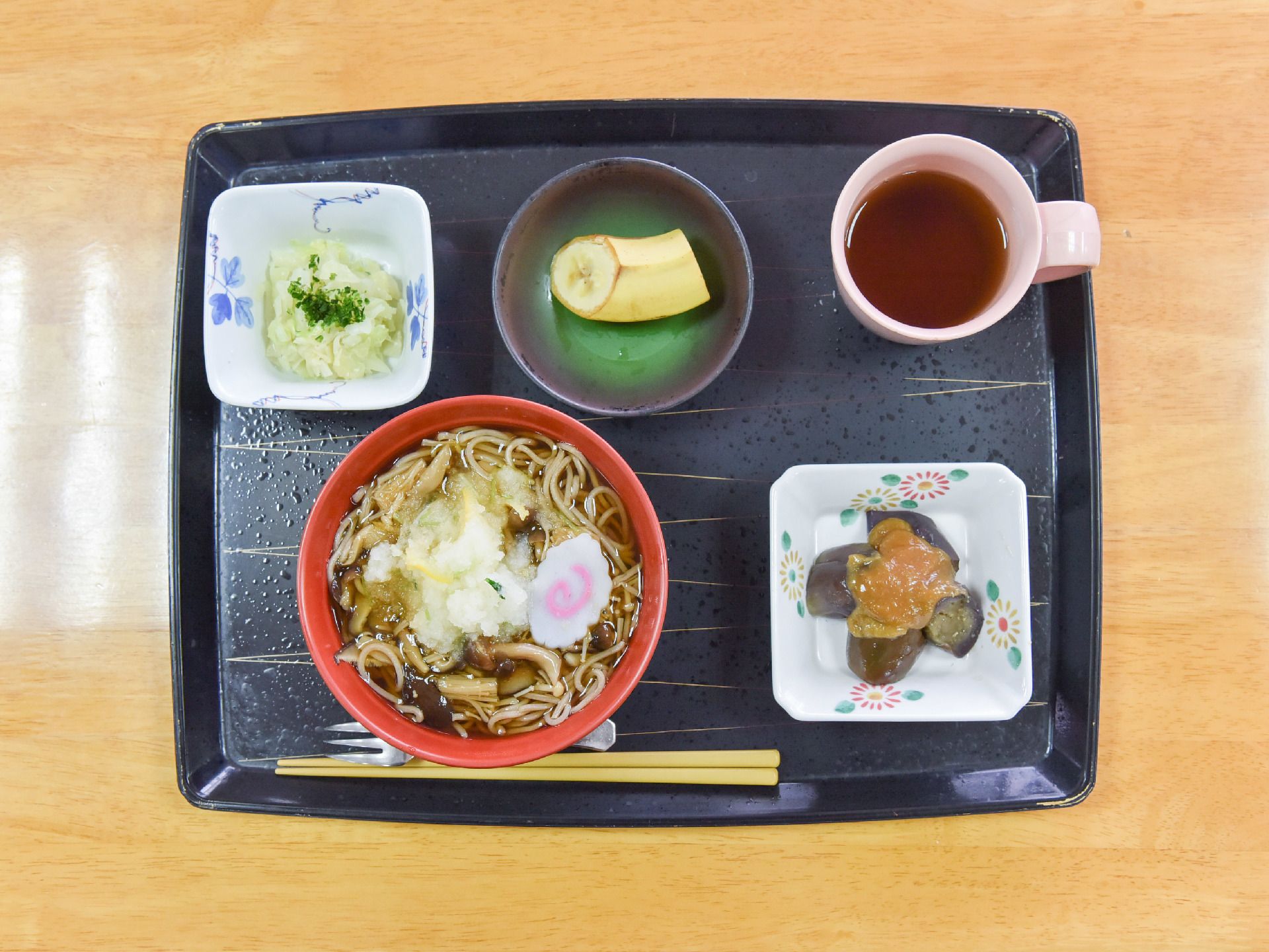 施設内で提供されている食事はさまざまな食材が使われており、栄養豊富はもちろんのこと、彩りも華やかに盛り付けられている。