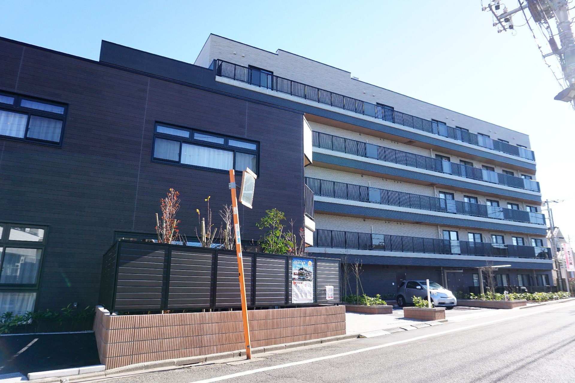 近隣に駐車場が設置されている施設全体の外観