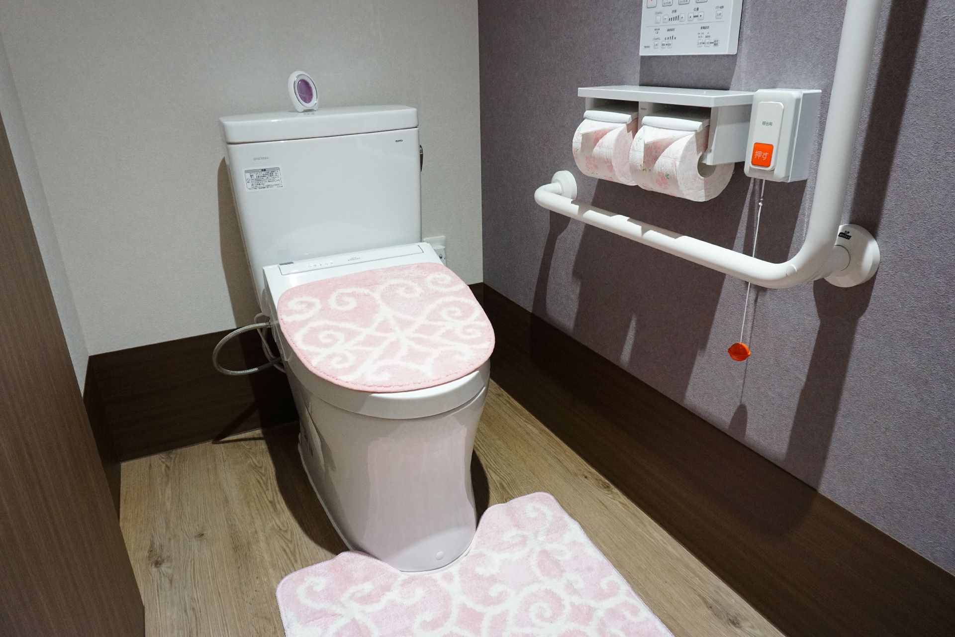 手すりが設置され、床に段差がほとんどない居室にあるトイレ