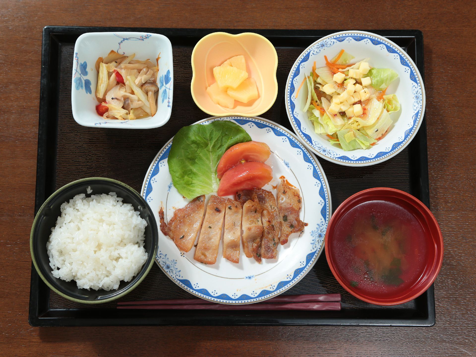 主菜に魚を用いた和風仕立てのメニューで、季節の飾りも添えられた配膳例