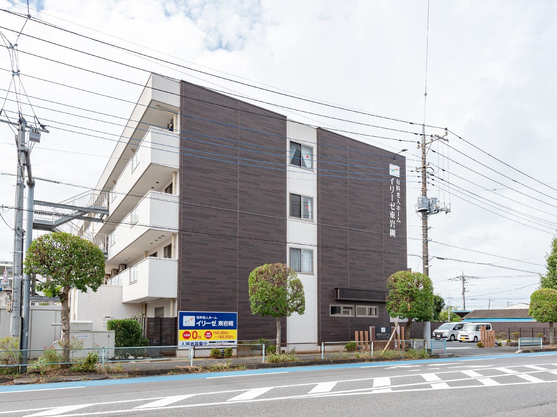 鉄骨造4階建ての有料老人ホームで落ち着いた印象の外観である。入口付近は雨除けの構造になっていて各居室にはベランダが付いている。