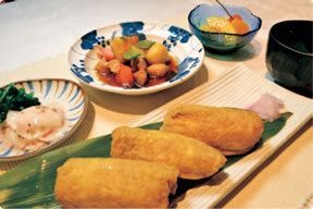 野菜の煮物やいなり寿司のセット