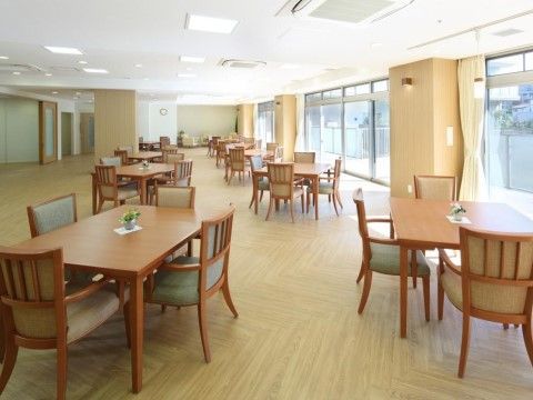 非常に広い室内に長方形のテーブルが複数置かれており、それぞれのテーブルを囲むように椅子が並べられている。通路も十分に余裕のある広さである。