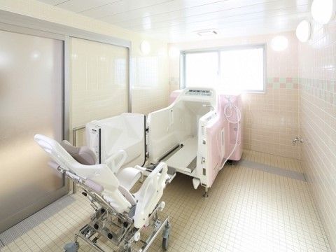 介護タイプの浴槽があるので、安全に入浴ができる。入居者様のお身体の状態に応じて、さまざまな種類の浴槽をご用意している。