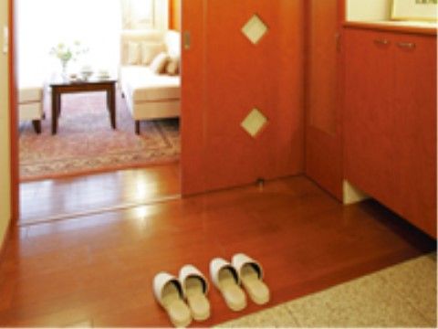 居室玄関は段差なく、力を入れなくても開け閉めしやすい引き戸になっており、大きなシュークローゼットも設置されている。