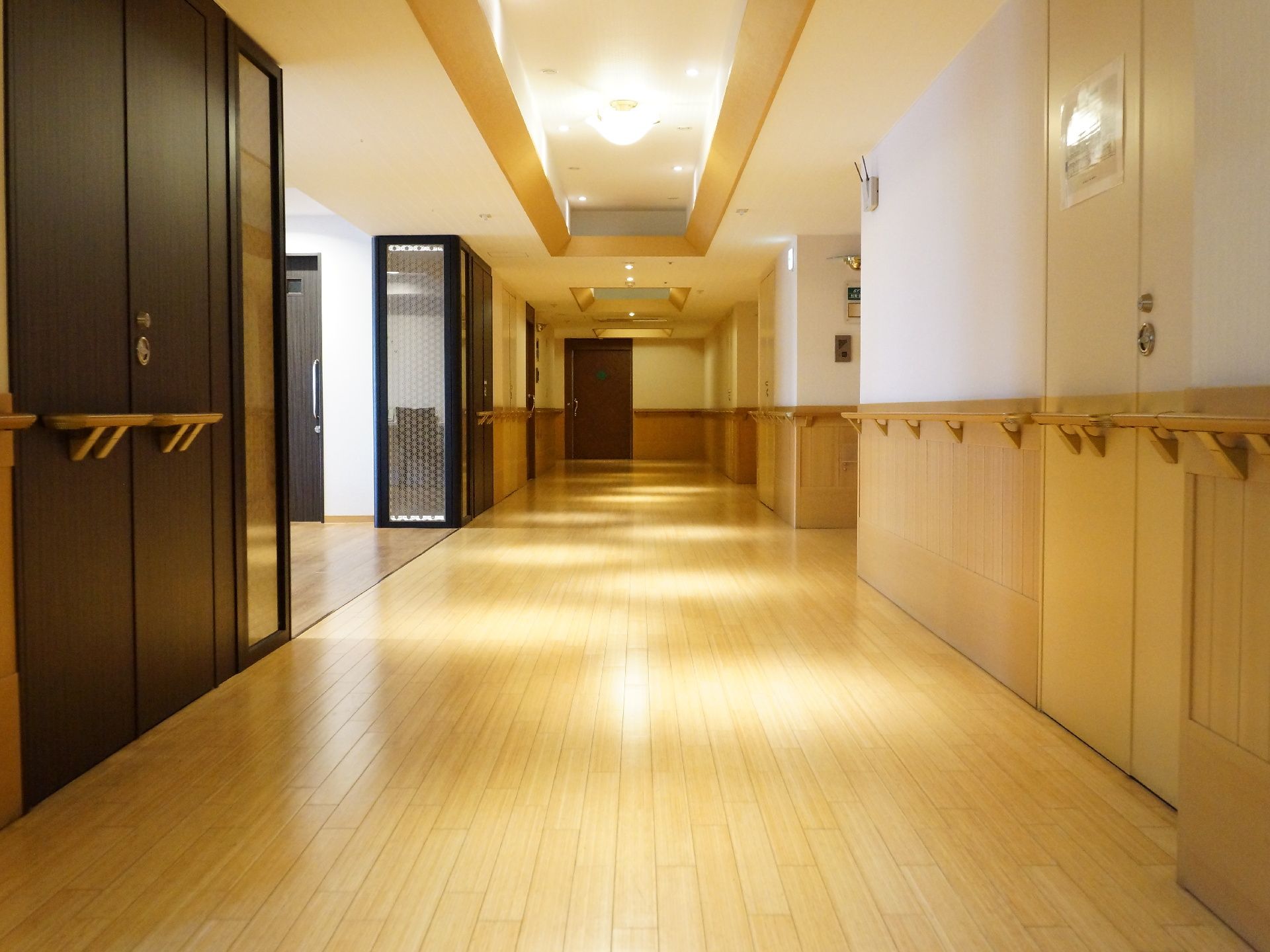 通路はかなり余裕のある幅で壁の手すりは各扉にも付けられている。照明は折り上げ天井の中に付けられている。