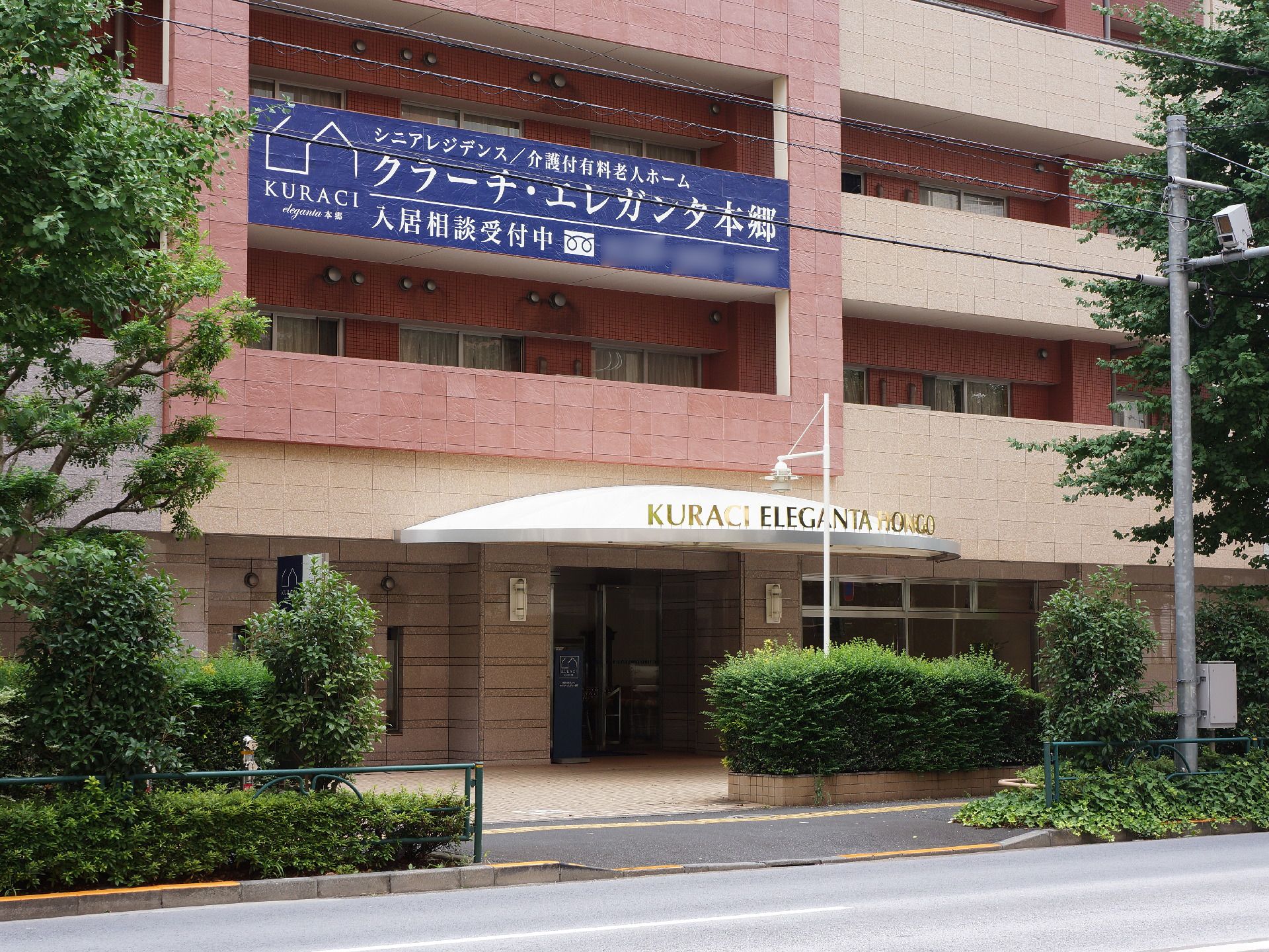 大きい道路に面した施設の出入り口は車道より入ることができ、玄関前は車両が一時的に停車できるようになっている。