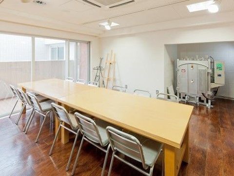 陶芸窯のあるアトリエ。希望者には個々に合わせたペースで学ぶことができるので趣味を楽しみながらの充実した生活を送ることができる。