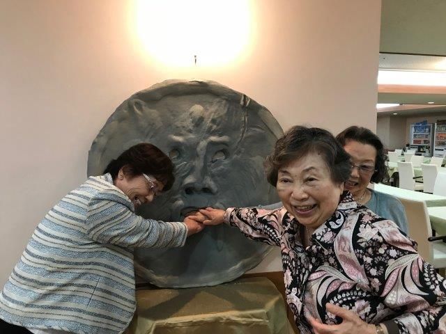 ご入居者が笑顔でイベントを楽しむ様子