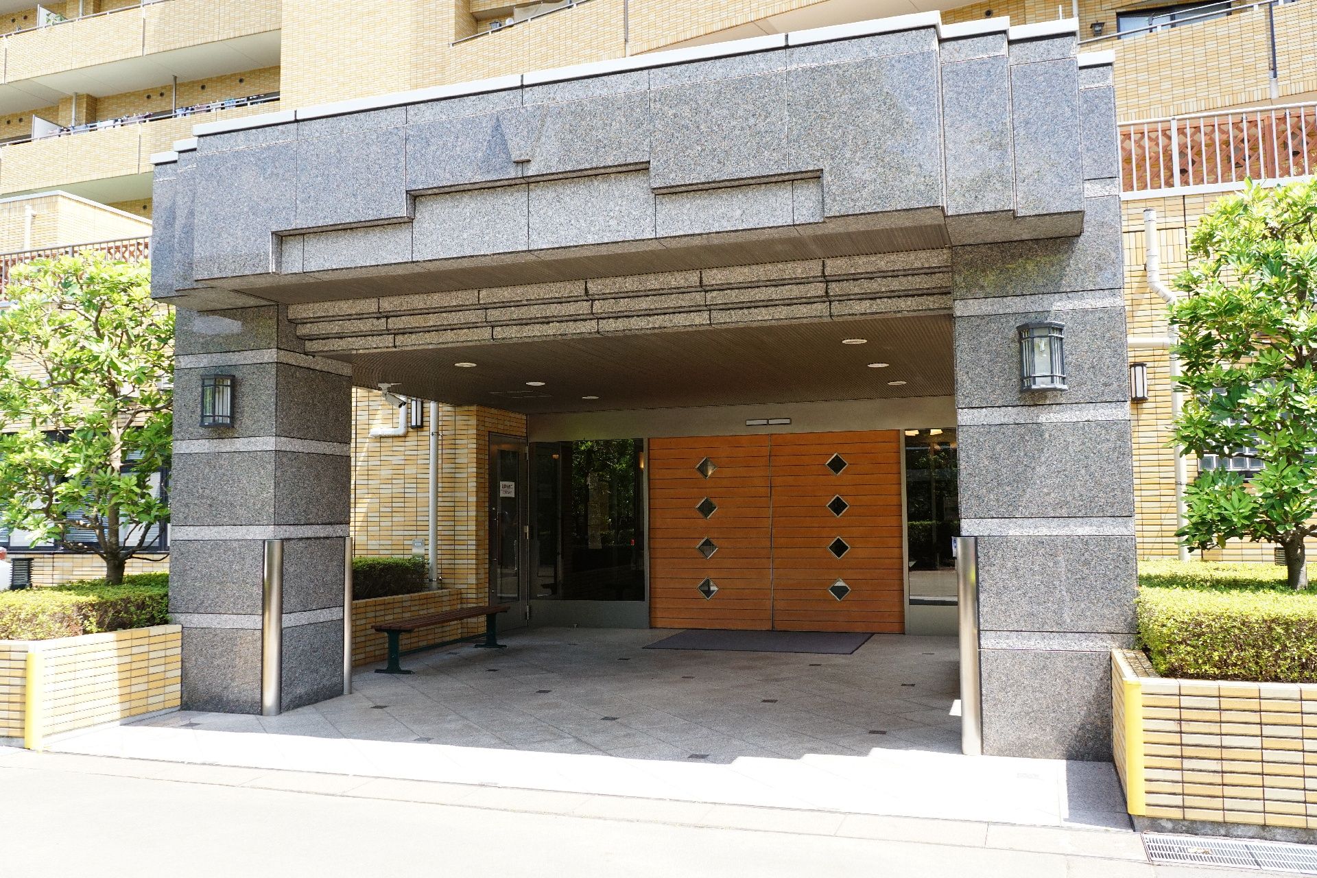 段差がなく、玄関ドアまで安全に通行できるエントランス部分