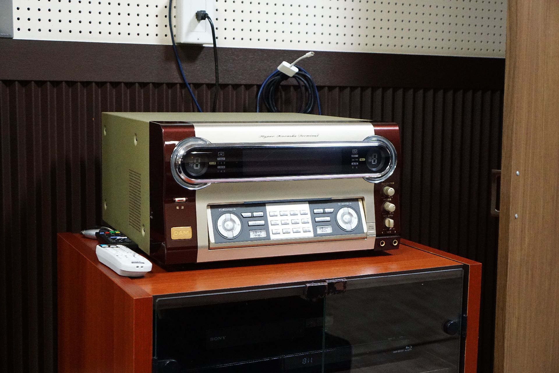 入居者がレクリエーションの時間に利用するカラオケ機器