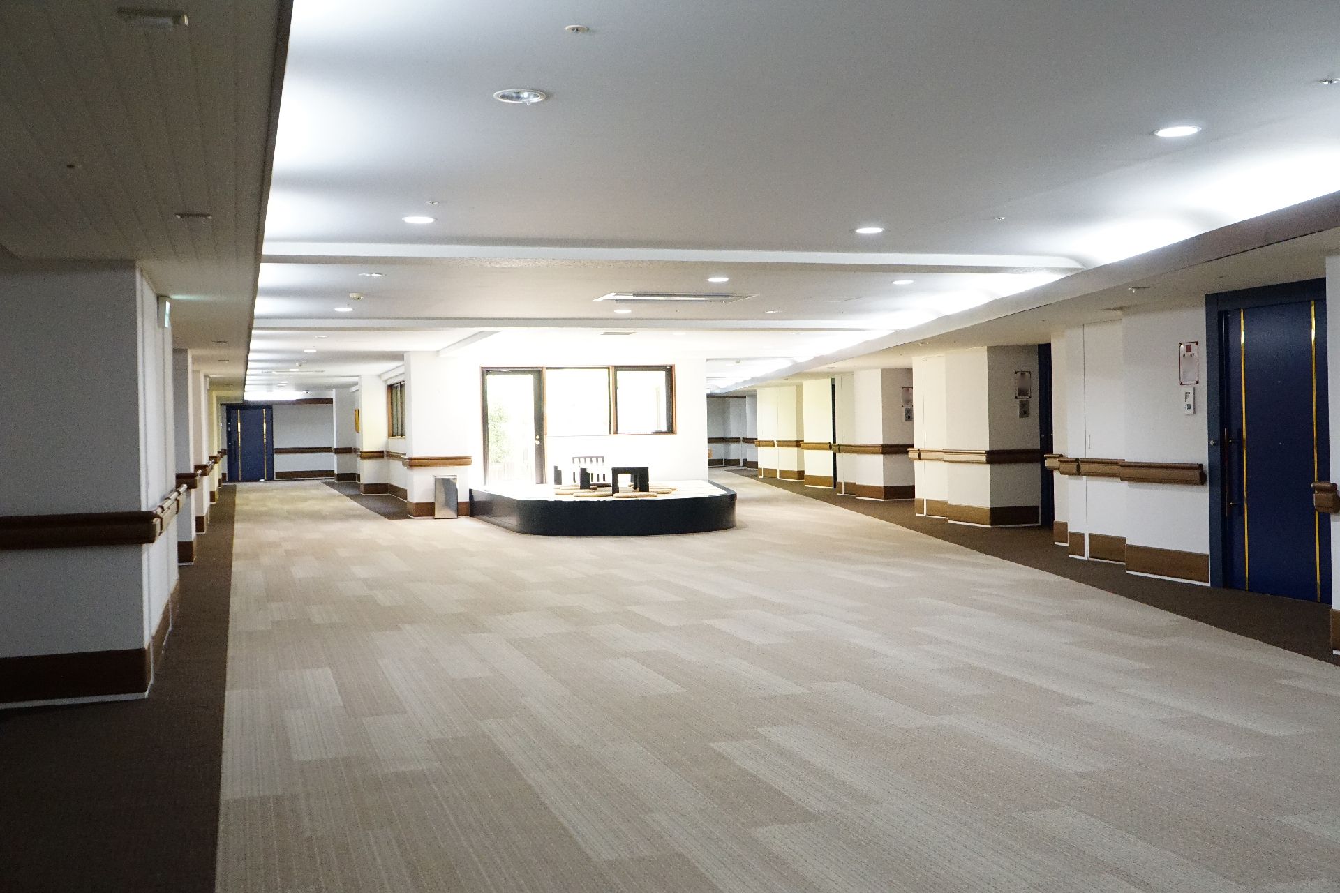 広大な空間があり、入居者が室内で散歩する場所として利用できるホール