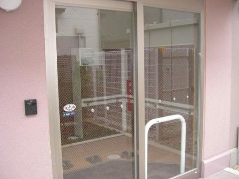 壁には呼び鈴が付いており、前に立つと自動で開閉する玄関の扉
