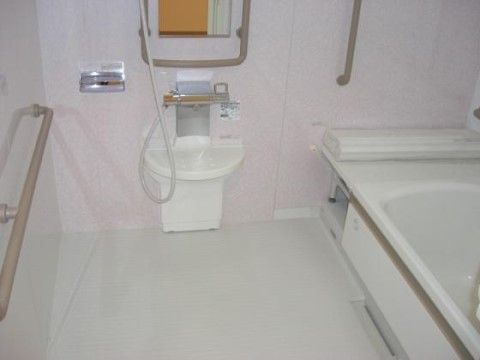 洗い場にはシャワーが設置されているので、洗髪や体を洗うのに便利である。安全に浴室内を移動できるよう、手すりを複数設置している。