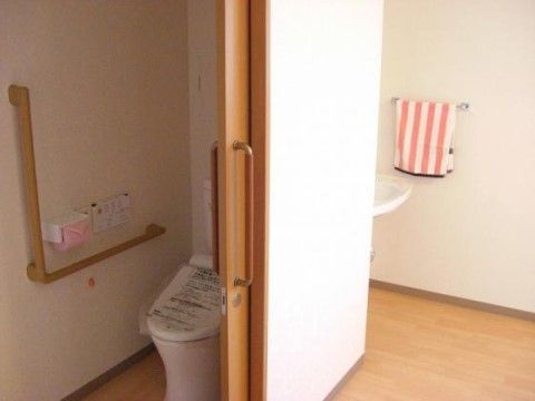トイレ内にナースコールを設置している。急な体調不良の際に、スタッフの駆けつけがあるため、安心して利用することができる。
