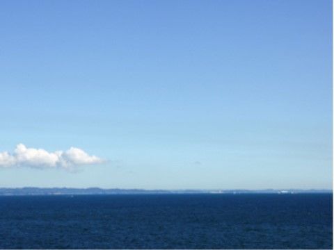 施設の前には水平線が見える海が広がっている。青い海と青い空、白い雲のコントラストを楽しむことができる景観となっている。