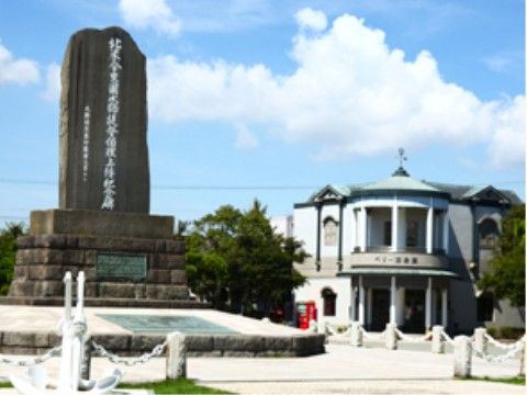 施設の近くには記念碑が建っている。入居者様と面会されたご家族様の観光スポットとしても利用されている。