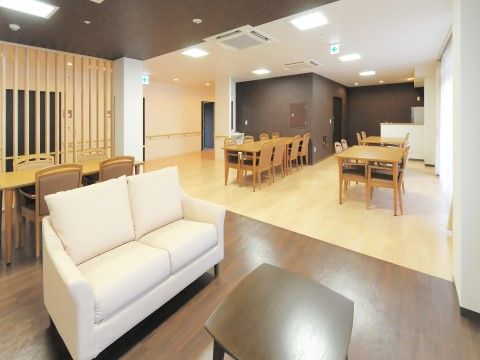 広々とした食堂とラウンジ。テーブルとカウンター、ソファーがあり、お好きな場所でゆっくりと過ごせる。窓からは光が差し込む。