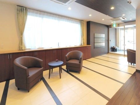 出入り口の自動ドアをくぐったすぐ先にある。落ち着いた茶色の家具が安心感を与える。1人掛けのソファーが数脚用意されている。