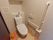 ゆったりとしたスペースがあるトイレには手すりがＬ字型に設置され、立ち上がりやすい位置に配置されている。