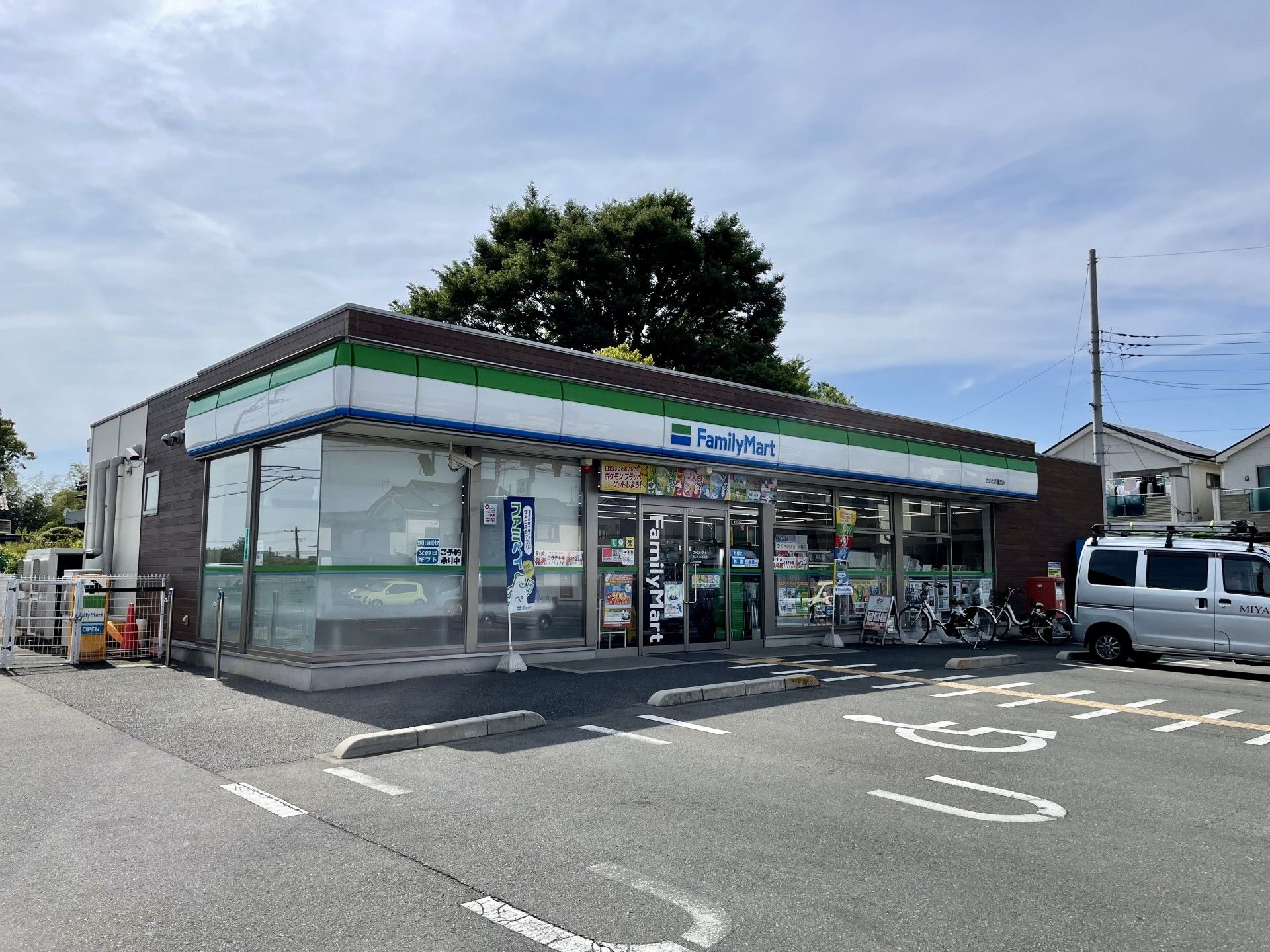 ファミリーマートの建物と駐車場