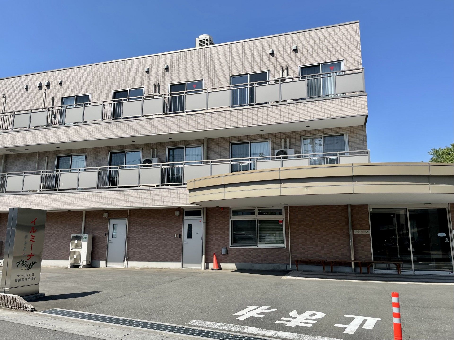 駐車場から玄関へのアプローチは段差がないバリアフリーで、玄関前は屋根があるので、雨の日の移動もストレスが少ない。