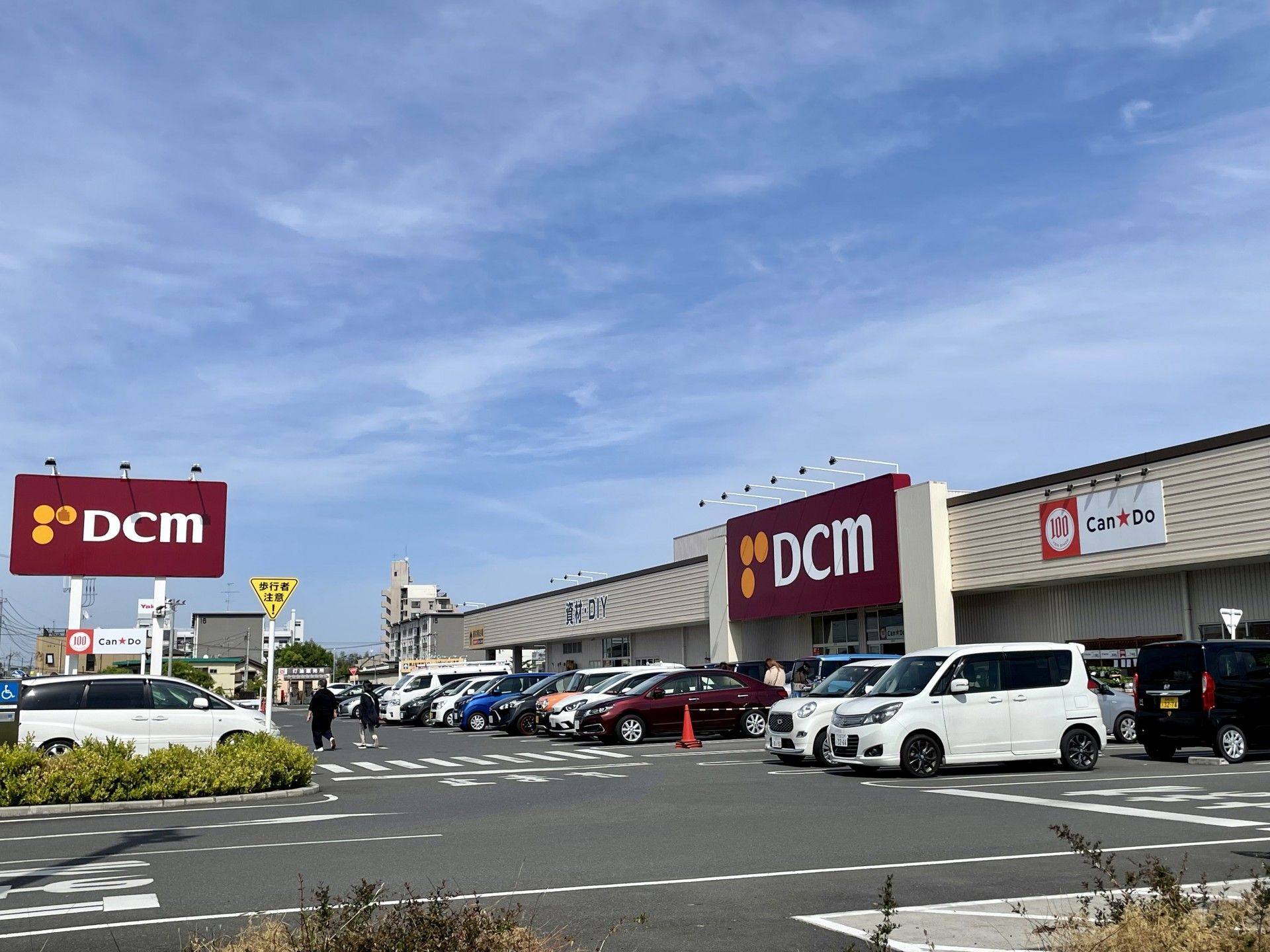 ホームセンターの建物と駐車場