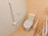 明るい色調の壁と床になっている広々としたトイレには手すりがしっかりと設置されているので、安心して使用できる。